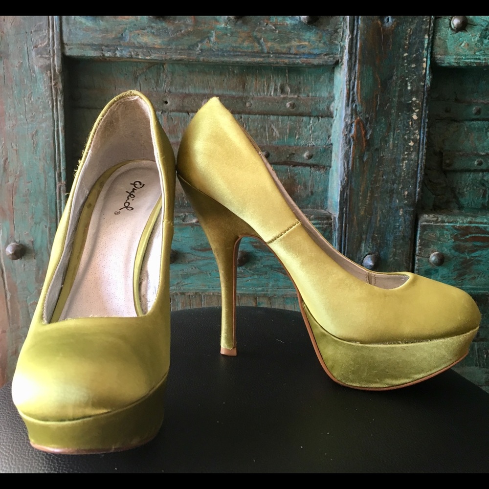 Size 7, 4” platform heels, in vivid lime green